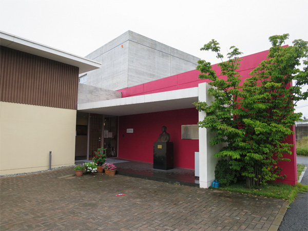 韮崎大村美術館の入口
