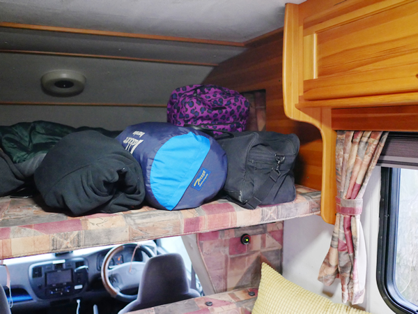広大なバンクベッドで荷物が片付きます。奥に1人寝ています