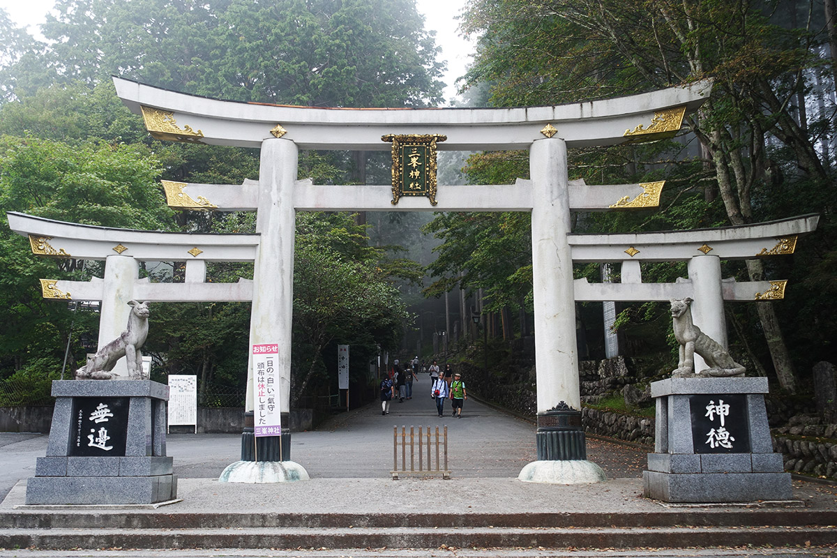 鳥居が3つの独特の構えの三峰神社