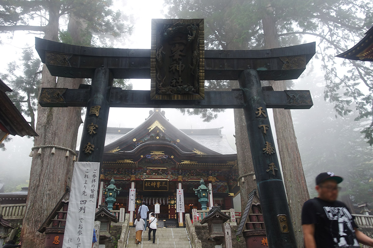 三峰神社本殿は雲が立ち込めるパワースポット