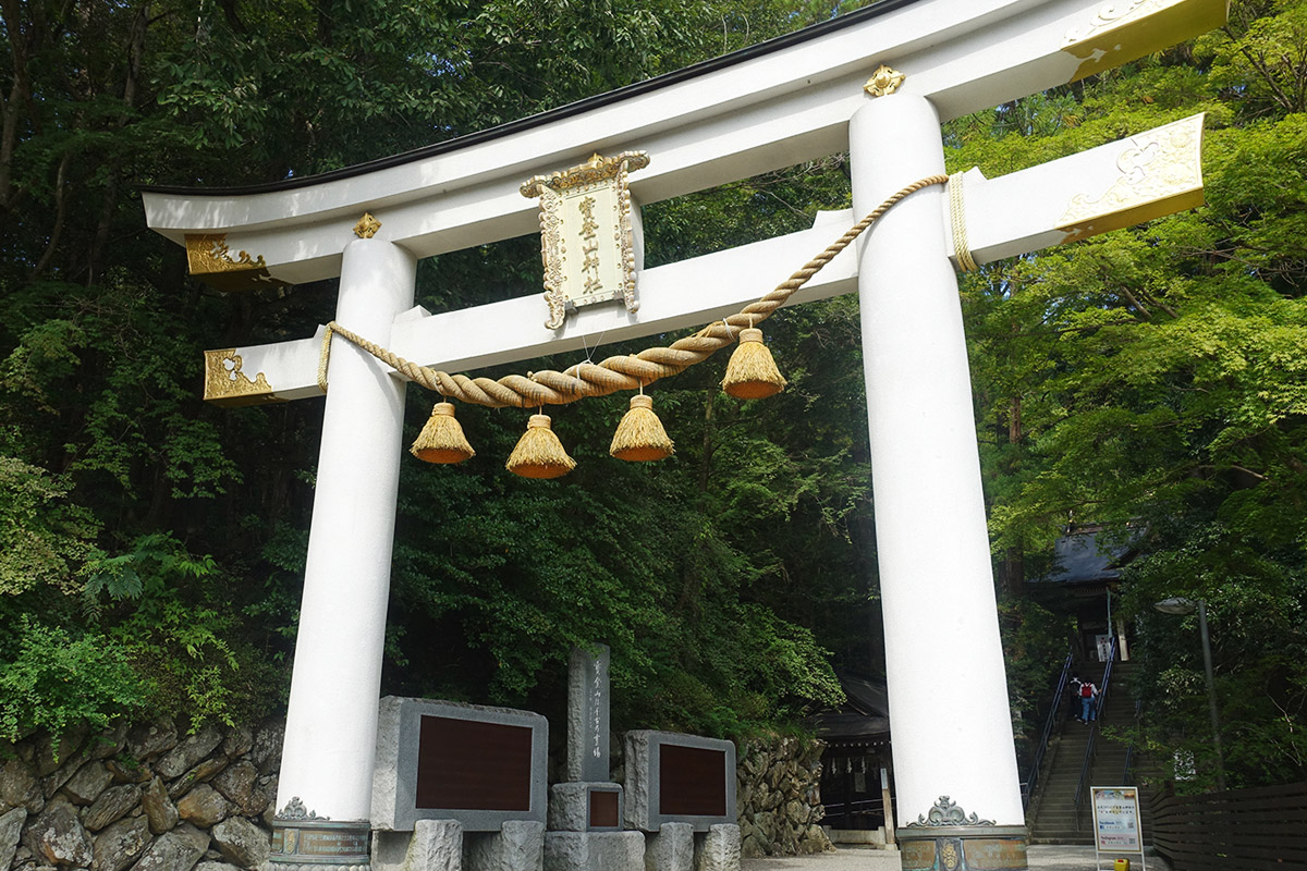 寶登山神社も白い鳥居です