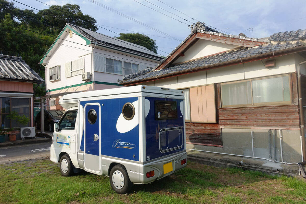 長崎のまちで駐車するインディ