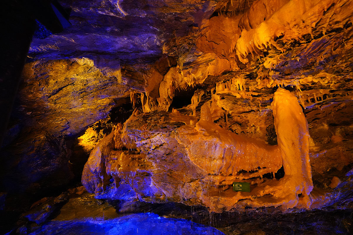 竜ヶ岩洞の洞窟内