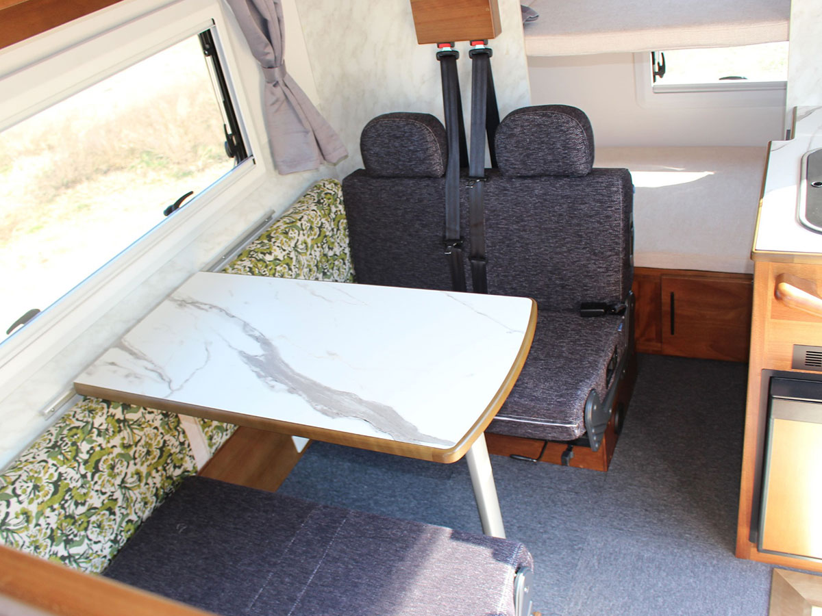 イーキャンライフのキャンピングカー「エースM」