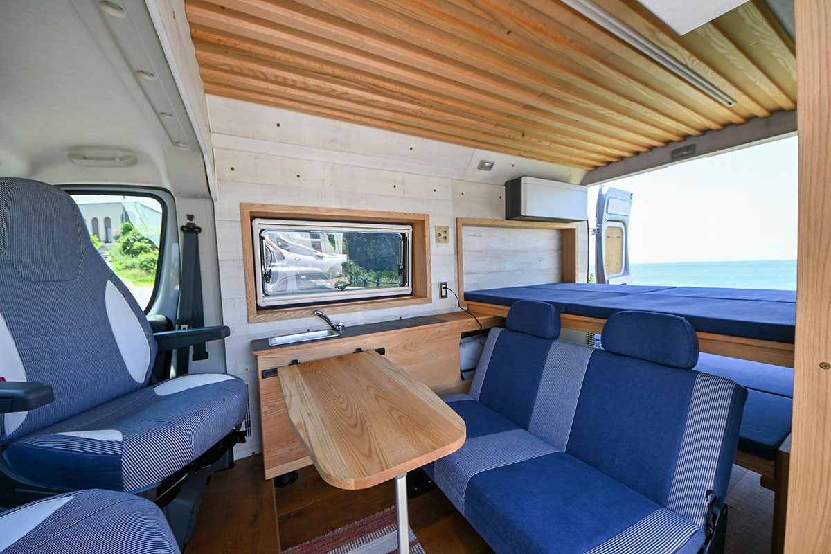 フロントシートが回転してリビングレイアウトに