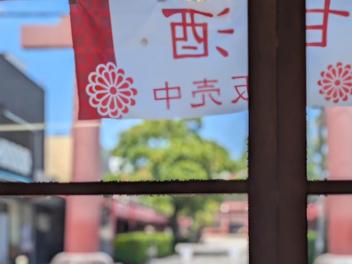 店内からみた神社