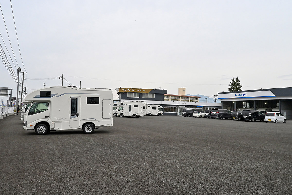 バンテックレンタカー山形店の駐車場・展示スペース