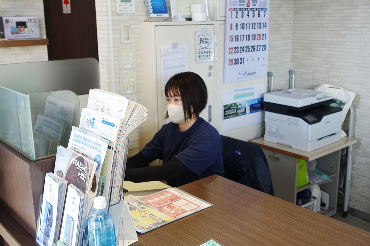 オフィスで執務をする担当の齊藤氏