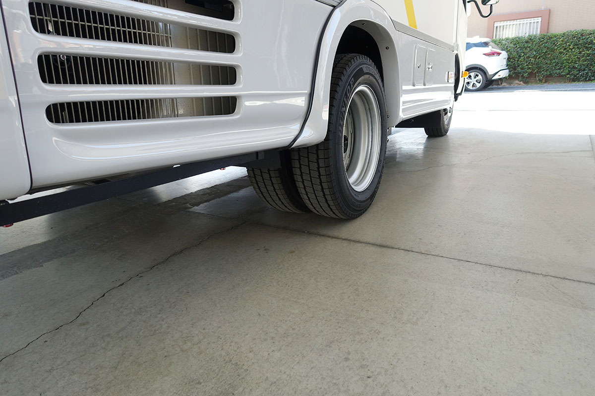 走行安定性が高いダブルタイヤの車種を採用